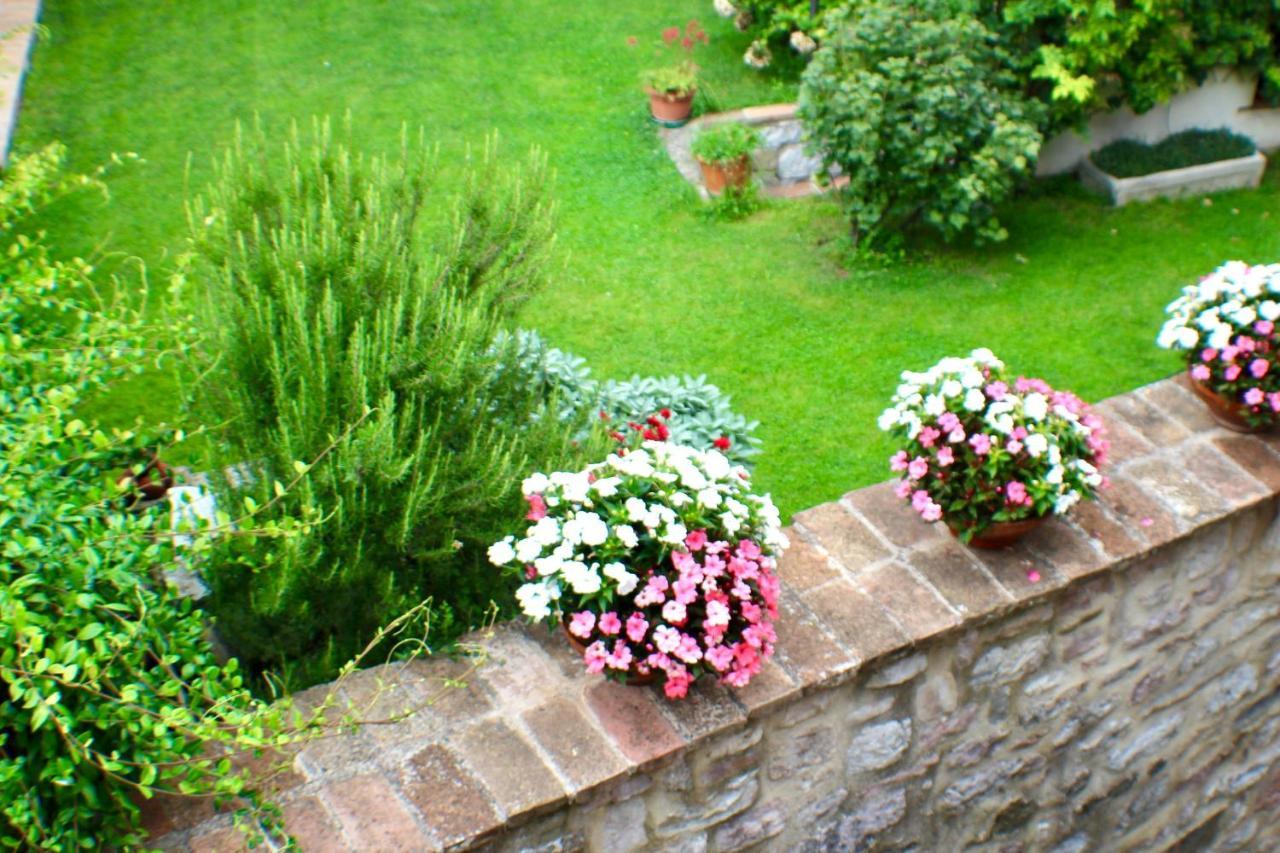 Red House Apartment Gubbio Exterior foto