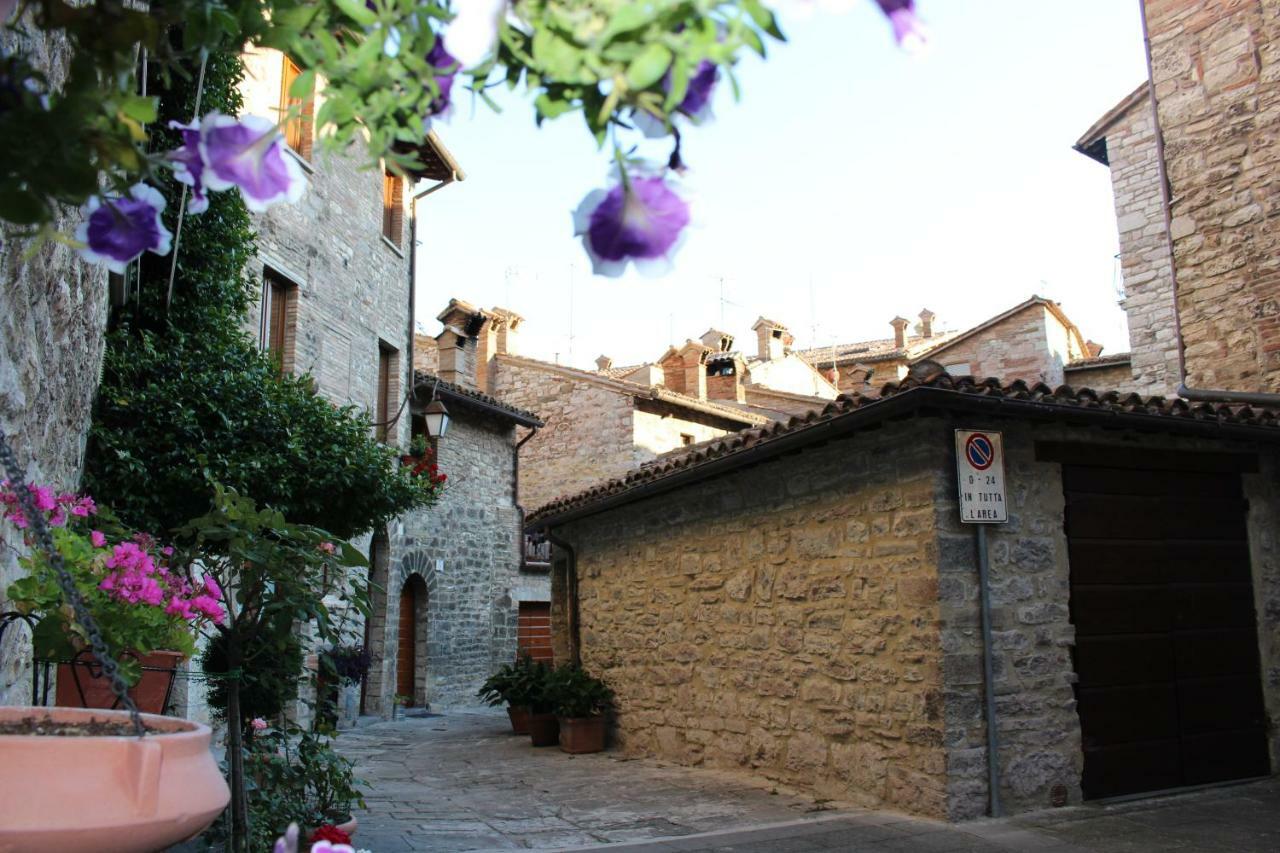 Red House Apartment Gubbio Exterior foto